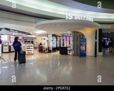 Queens, New York - 6. Februar 2023: Landschaftsansicht aus nächster Nähe von IS Duty-Free im JFK Airport. Stockfoto