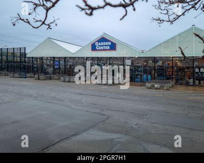 New Hartford, New York - 17. Januar 2023: Panoramaaussicht auf das Low's Garden Center, das aufgrund des kalten Wetters geschlossen ist. Stockfoto