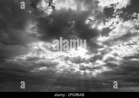 Sonne und Wolkenlandschaft. Bedeckter Himmel oder stürmischer Wetterhintergrund. Religion oder himmlisches Konzeptfoto. Stockfoto