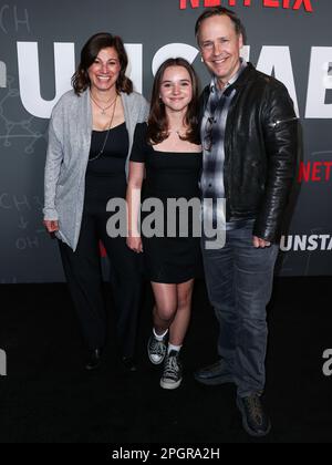 HOLLYWOOD, LOS ANGELES, KALIFORNIEN, USA - MÄRZ 23: Kim Painter, Mabel Painter Lowe und Chad Lowe treffen am 23. März 2023 im Netflix Tudum Theater in Hollywood, Los Angeles, Kalifornien, USA auf der Premiere der „instabilen“ Staffel 1 von Netflix ein. (Foto von Xavier Collin/Image Press Agency) Stockfoto