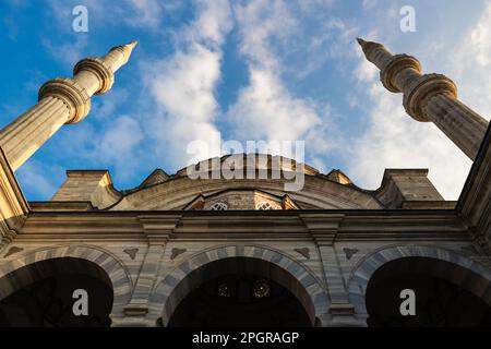 Blick auf die Nuruosmaniye-Moschee vom Innenhof. Hintergrundfoto für Reisen nach Istanbul. Istanbul Turkiye - 12.23.2022 Stockfoto