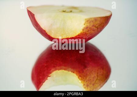 Eine halbe Birne gebissen auf weißem Hintergrund Stockfoto