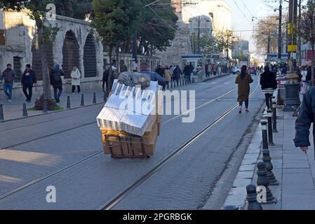 Mitarbeiter von Paketzustellungen, die große Pakete mit Handwagen auf den Straßen von Istanbul, Türkei, am 2022. Dezember liefern Stockfoto