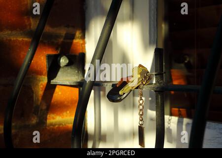 Verlorene Schlüssel baumten an Metallfenstern Stockfoto