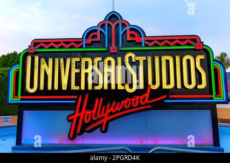 LOS ANGELES, KALIFORNIEN - 19. JANUAR 2023: Universal Studios Hollywood Schild am Ausgang des Vergnügungsparks Stockfoto