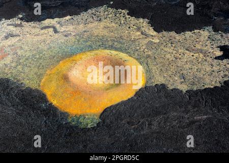 Luftaufnahme eines zusammengefallenen Vulkankraters mit verfestigter Lava, die komplexe Strukturen und Formen erzeugt. Stockfoto