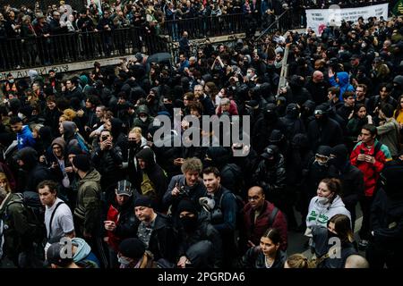 Frankreich / Paris / Paris - 23/3/2023 - Frankreich / Paris / Paris - 23/3/2023 - Jan Schmidt-Whitley/Le Pictorium - Protest gegen die Rentenreform in Paris - 23/3/2023 - Frankreich / Paris / Paris - Während der Demonstration trat Eine große Menge dem schwarzen Block bei. Der neunte Tag der Mobilisierung gegen die Rentenreform war am Donnerstag in Paris erneut voller Demonstranten. In den Prozessionen sind viele junge Menschen und sporadische Gewalt. Stockfoto