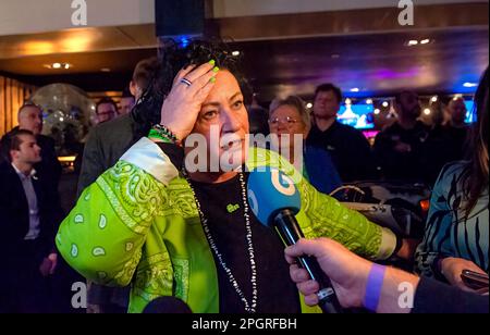 BATHMEN, NIEDERLANDE - 15. MÄRZ 2023: Politikerin Caroline van der Plas gibt Interviews an die Presse, nachdem ihre politische Partei BBB die Provinz gewinnt Stockfoto