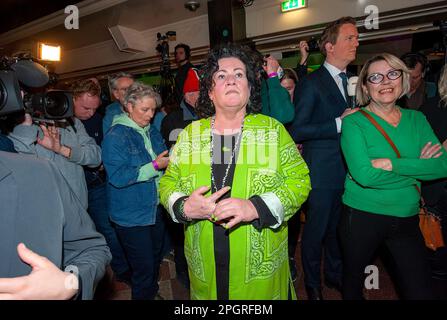 BATHMEN, NIEDERLANDE - 15. MÄRZ 2023: Politikerin Caroline van der Plas in einem ernsten Moment, nachdem sie die Ergebnisse der Provinzwahlen gehört hatte Stockfoto