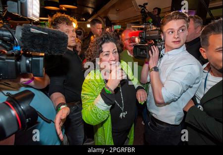 BATHMEN, NIEDERLANDE - 15. MÄRZ 2023: Die Politikerin Caroline van der Plas ist neugierig, die Ergebnisse der Provinzwahlen in auf einem Fernsehbildschirm zu lesen Stockfoto