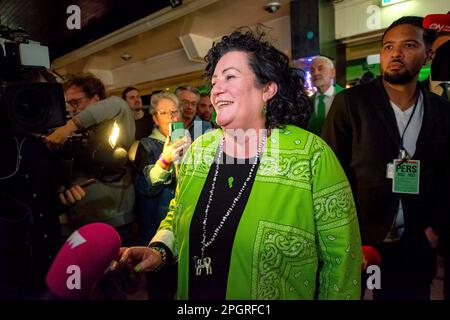 BATHMEN, NIEDERLANDE - 15. MÄRZ 2023: Eine glückliche Politikerin Caroline van der Plas gibt Interviews an die Presse, nachdem ihre politische Partei BBB den Sieg errungen hat Stockfoto