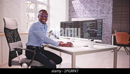 Programmierklassen. Web Developer Coder In Office Stockfoto