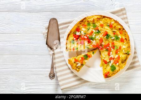 Vegetarisches Green Chile Enchilada – Auflauf aus Maistortillas mit gekühlten Bohnen, Mais, Sauce und Käse, garniert mit Pico de gallo, flach liegend, Stockfoto