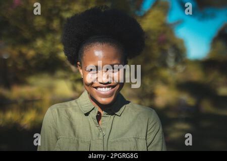 Porträt einer afroamerikanischen Frau, die vor der Kamera lächelt Stockfoto