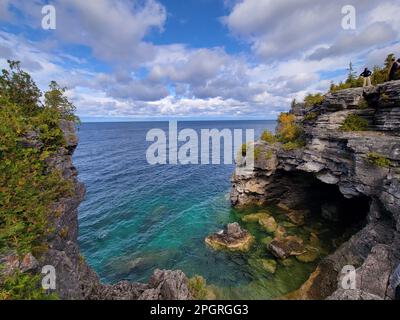 Eine majestätische Klippe mit üppigem Grün und Blick auf das ruhige Meer. Stockfoto