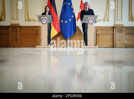 Tiflis, Georgia. 24. März 2023. Die Außenministerin Annalena Baerbock (Bündnis 90/die Grünen) und die Außenministerin Georgiens Ilia Darchiaschwili geben eine Pressekonferenz. Das Thema der Gespräche war der Krieg in der Ukraine und der Beitritt Georgiens zur EU. Kredit: Kay Nietfeld/dpa/Alamy Live News Stockfoto