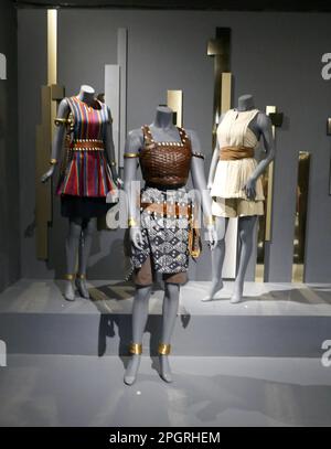 Los Angeles, Kalifornien, USA 23. März 2023 The Woman King Costumes at Art of the Costume Design in Film Exhibition at the Fashion Institute of Design Merchandising (FIDM) in Downtown LA am 23. März 2023 in Los Angeles, Kalifornien, USA. Foto: Barry King/Alamy Stock Photo Stockfoto