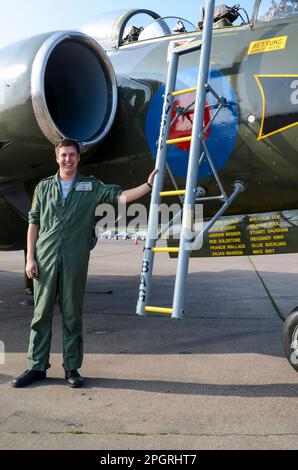 RAF-Pilot Ollie Suckling bereit für Blackburn Buccaneer S2B XW544 Vintage-Jet. Restaurierte Ex Royal Air Force und Royal Navy Jet Bomber Flugzeug Stockfoto