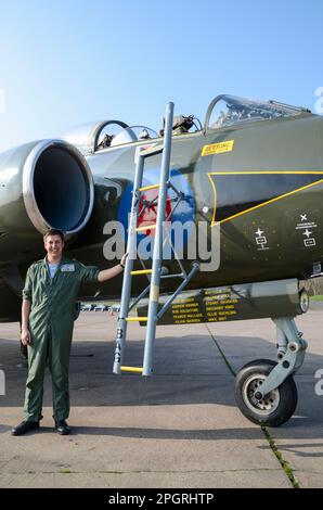 RAF-Pilot Ollie Suckling bereit für Blackburn Buccaneer S2B XW544 Vintage-Jet. Restaurierte Ex Royal Air Force und Royal Navy Jet Bomber Flugzeug Stockfoto