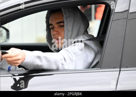 München, Deutschland. 24. März 2023. Jamal Musiala, Spieler des FC Bayern München, fährt auf das Clubgelände in der Säbener Straße. Medienberichten zufolge hat sich der FC Bayern München von Trainer Nagelsmann getrennt. Kredit: Sven Hoppe/dpa/Alamy Live News Stockfoto