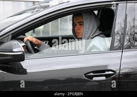 München, Deutschland. 24. März 2023. Jamal Musiala, Spieler des FC Bayern München, fährt auf das Clubgelände in der Säbener Straße. Medienberichten zufolge hat sich der FC Bayern München von Trainer Nagelsmann getrennt. Kredit: Sven Hoppe/dpa/Alamy Live News Stockfoto