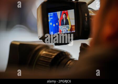 Tiflis, Georgia. 24. März 2023. Die Außenministerin Annalena Baerbock (Bündnis 90/die Grünen) ist während der Pressekonferenz im Sucher einer Fernsehkamera zu sehen. Das Thema der Gespräche war der Krieg in der Ukraine und der Beitritt Georgiens zur EU. Kredit: Kay Nietfeld/dpa/Alamy Live News Stockfoto