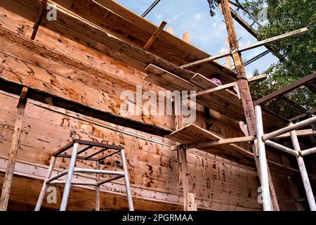 Nagelkunst auf der riesigen traditionellen Dhow Al Ghanja in der Schiffbaufabrik von Sur, Ash Sharqiyah, Oman Stockfoto