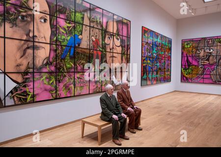 5A Heneage Street, London E1 5LJ, Vereinigtes Königreich. 24. März 2023. Die Eröffnungsausstellung im Gilbert & George Centre sind DIE PARADISCHEN BILDER, die zum ersten Mal in London ausgestellt werden. Zeitgleich mit der Eröffnung des Zentrums enthüllt White Cube ihre neuen „The Corpsing Pictures“, Gilbert & Georges konfrontativste und persönlichste Bilder, die bisher auf White Cube Mason's Yard in London zu sehen waren. Bild: Die paradischen Bilder (links) auf der Werkbank, 2019. Kredit: Malcolm Park/Alamy Live News Stockfoto