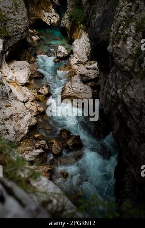Der Fluss Soca fließt durch ein malerisches felsiges Gelände in Slowenien. Stockfoto