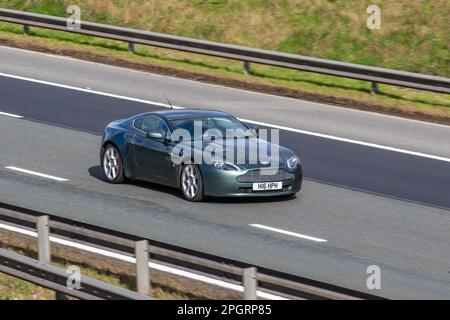 2006 mm (16") Green ASTON MARTIN V8 VANTAGE 4282cc Benzinmotor 6-Gang-Supersportwagen mit Schaltgetriebe; Fahrt auf der Autobahn M6, Großbritannien Stockfoto