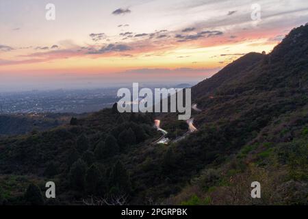 Wunderschöne Zig Zag Margalla Hills Rode of Islamabad - Faisal Moschee - Pakistan. Stockfoto