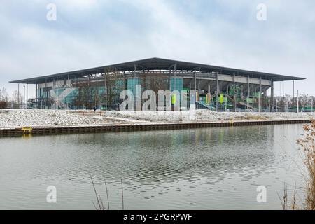 Wolfsburg, Deutschland – 9. März 2023: Volkswagen Arena, Fußballstadion und Heimstadion des VfL Wolfsburg-Teams am Mittelland Canal. Stockfoto