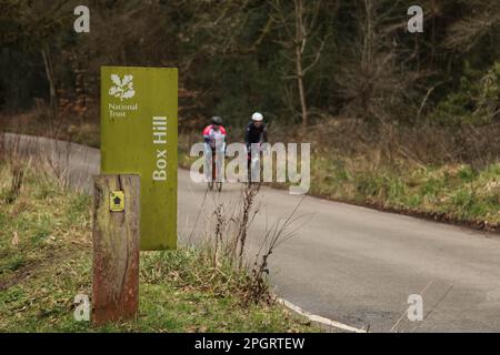 Zwei Radfahrer, die die Zickzack-Straße am National Trust Box Hill, Surrey Hills, Tadworth, Dorking, Surrey, England, Großbritannien, 2023 Stockfoto