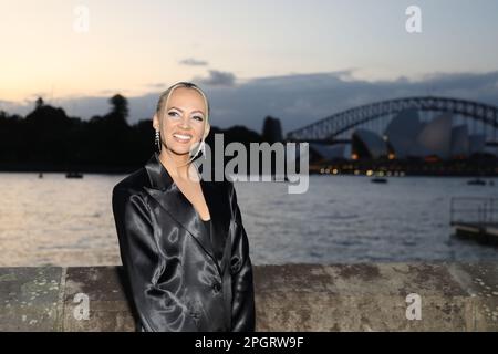 Sydney, Australien. 24. März 2023 Samantha Jade kommt auf dem roten Teppich an der Eröffnungsnacht der Madama Butterfly Handa Opera im Hafen von Sydney an der Flottentreppe an, Mrs. Macquaries Point. Kredit: Richard Milnes/Alamy Live News Stockfoto