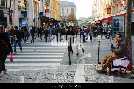 PARIS, FRANKREICH - 12. MÄRZ 2016: Maskenangeln (Betteln) für Geld im Stadtzentrum. Bettler arbeiten in den beliebtesten Einkaufs- und Touristenattraktionen Stockfoto