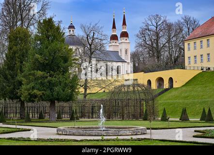 Neuzelle, Deutschland. 24. März 2023. Blick vom Klostergarten der Neuzelle Abbey Foundation bis zur protestantischen Kirche Neuzelle Abbey. Die Abtei Neuzelle, etwa zehn Kilometer südlich von Eisenhüttenstadt, ist das einzige vollständig erhaltene Zisterzienserkloster in Brandenburg, einschließlich des Geländes, und eine der wenigen unzerstörten Klosterkomplexe in Deutschland und Europa. Kredit: Patrick Pleul/dpa/Alamy Live News Stockfoto