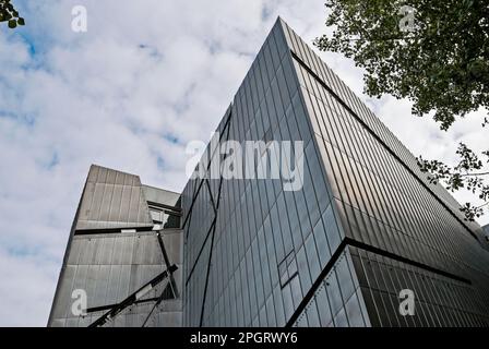 Die Stahlmetallwände des Jüdischen Museums Judisches Museum, entworfen von Libeskind in der Lindenstraße, Kreuzberg, Berlin Stockfoto