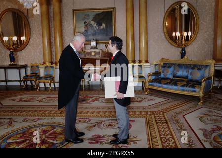 DER KORRIGIERENDE NAME DES BOTSCHAFTERS König Charles III. Erhält den Botschafter der Türkei, Koray Ertas, während er seine Referenzen bei einer privaten Audienz im Buckingham Palace, London, vorstellt. Foto: Donnerstag, 23. März 2023. Stockfoto