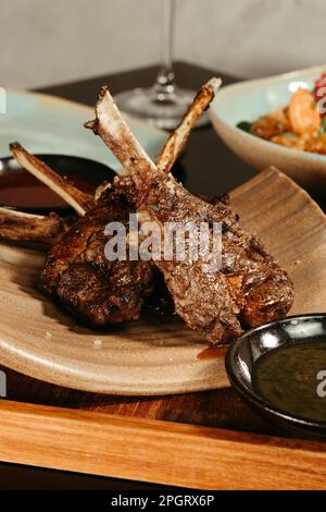 Ein vertikales Bild von einigen Tomahawk-Steaks auf weißem Hintergrund mit einem leichten Schattenwurf Stockfoto