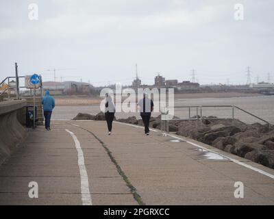 Sheerness, Kent, Großbritannien. 24. März 2023. UK Weather: Sonnige Zauber mit etwas Wolkenbedeckung in Sheerness, Kent. Kredit: James Bell/Alamy Live News Stockfoto