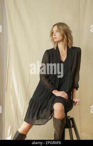 Studiofotos von jungen weiblichen Models in schwarz gemustertem Kleid im Bo-Stil Stockfoto