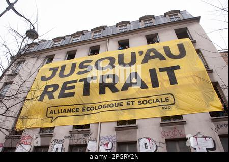 Paris / Frankreich - 24/03/2023, Laurent Paillier / Le Pictorium - in der Prozession der Demonstration gegen die Rentenreform vom März 23 in Paris - 24/3/2023 - Frankreich / Paris / Paris - an diesem 9. Tag der gewerkschaftlichen Demonstration gegen die Rentenreform der Regierung von Elisabeth Borne, Die Jugend machte einen bemerkenswerten Einstieg in die Protestbewegung Stockfoto