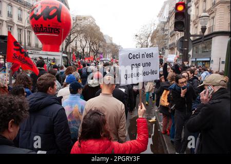 Paris / Frankreich - 24/03/2023, Laurent Paillier / Le Pictorium - in der Prozession der Demonstration gegen die Rentenreform vom März 23 in Paris - 24/3/2023 - Frankreich / Paris / Paris - an diesem 9. Tag der gewerkschaftlichen Demonstration gegen die Rentenreform der Regierung von Elisabeth Borne, Die Jugend machte einen bemerkenswerten Einstieg in die Protestbewegung Stockfoto