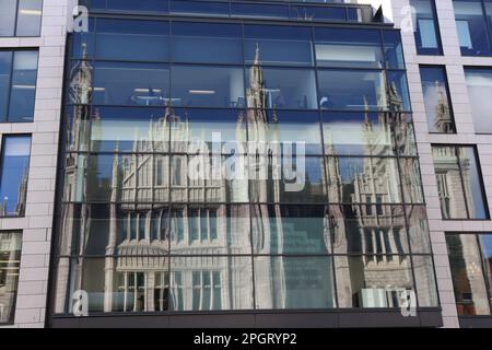 Das Marischal College im Spiegel von Bürogebäuden Stockfoto