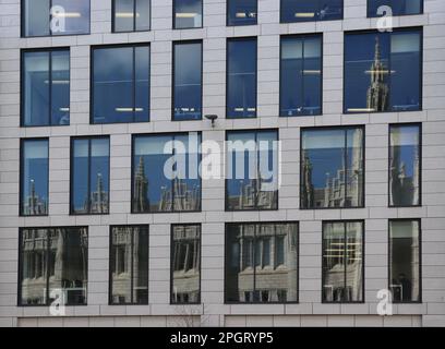 Das Marischal College im Spiegel von Bürogebäuden Stockfoto