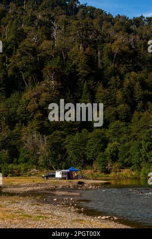 Campinggebiet am Pichi Traful River, Seven Lakes Road, Ruta 40, Provinz Neuquén, Argentinien Stockfoto