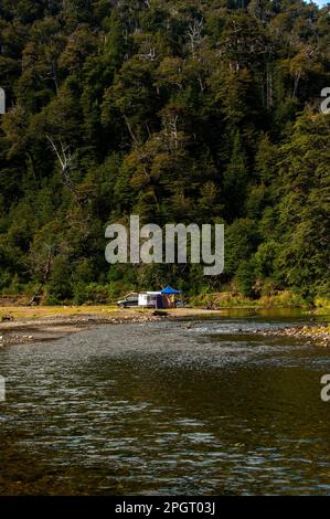 Campinggebiet am Pichi Traful River, Seven Lakes Road, Ruta 40, Provinz Neuquén, Argentinien Stockfoto