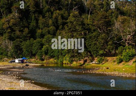 Campinggebiet am Pichi Traful River, Seven Lakes Road, Ruta 40, Provinz Neuquén, Argentinien Stockfoto