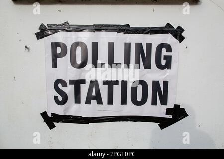 Wahlstation im Londoner Stadtteil Merton, Greater London, England, Großbritannien Stockfoto