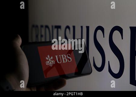 Gaziantep, Türkei. 23. März 2023. Gaziantep, Türkei. März 2023. Die Logos der Banken und Finanzdienstleistungsunternehmen UBS und Credit Suisse. Die Credit Suisse wurde kürzlich von der UBS Bank übernommen, um die Schweizer Wirtschaft zu schützen und die Finanzstabilität im globalen Bankensystem zu sichern. Der Deal folgt auf den Zusammenbruch der Silicon Valley Bank und der New Yorker Signature Bank in den letzten Wochen (Kreditbild: © Muhammad ATA/IMAGESLIVE via ZUMA Press Wire). Nicht für den kommerziellen GEBRAUCH! Stockfoto